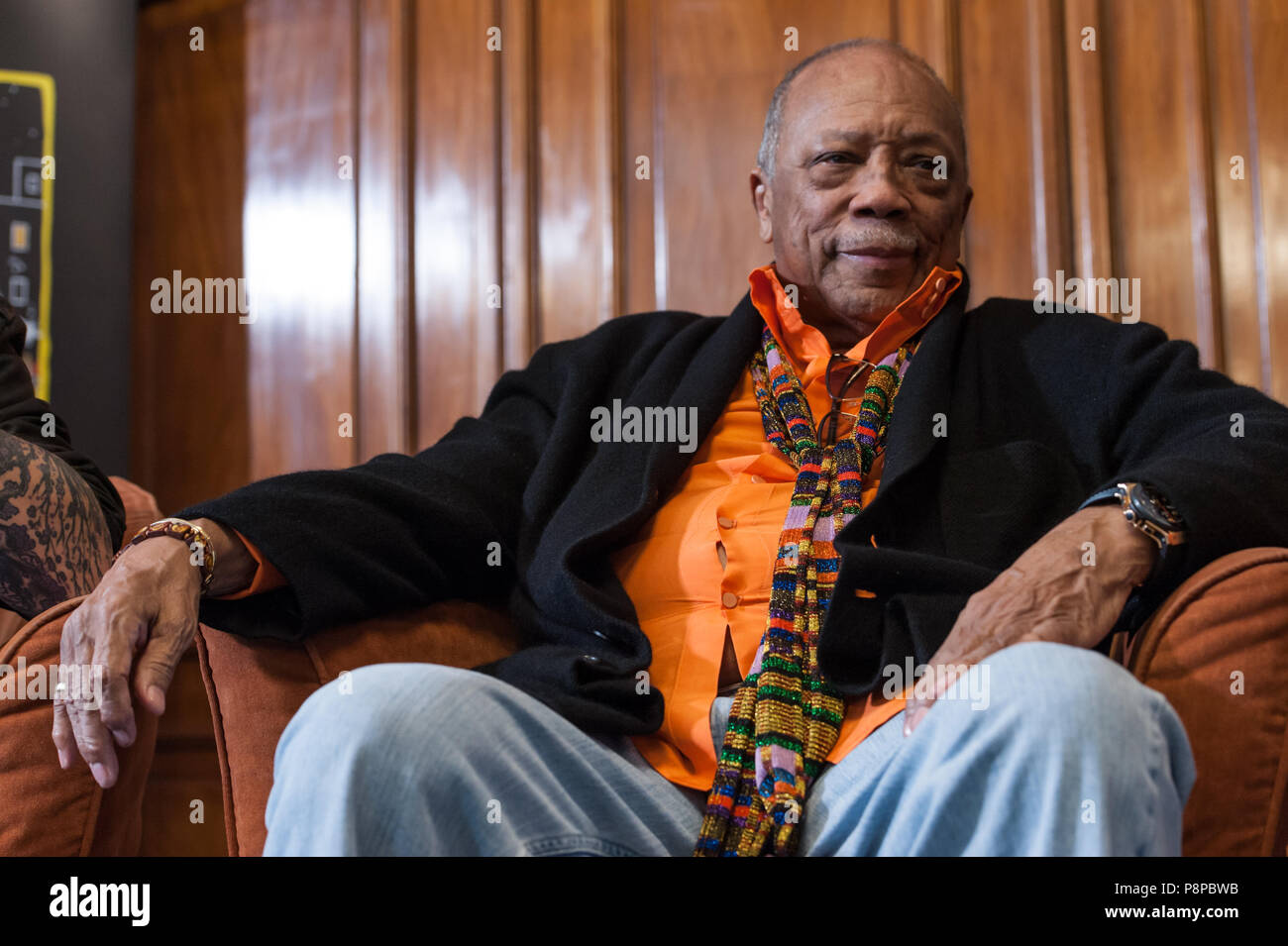 Rome, Italy. 11th July, 2018. Quincy Jones in a press conference on 10/7/2018 at the Hotel Sina Barberini Bristol in Rome, during which after a brief greeting by Enzo Arbore, the director Nanni Zezza solicited the speeches of the numerous journalists, photographers and cameramen present. Quincy Jones (C) and director Nanni Zezza (D) Credit: Leo Claudio De Petris/Pacific Press/Alamy Live News Stock Photo