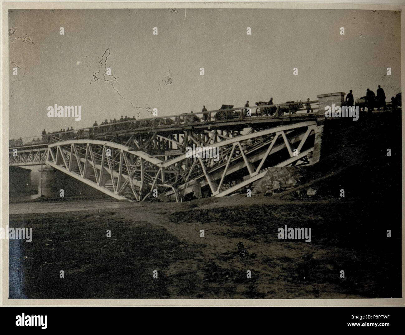 305 Gesprengte Strassenbrücke, östlich Plojesti (Rumänien), aufgenommen am 2.1.1917, auf der behelfsmäßig hergestellten Brücke passiert gerade eine Artillerieabteilung den Fluss (BildID 15544951) Stock Photo