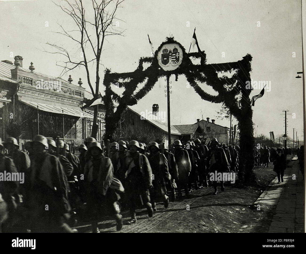 .   411 Marsch eines Sturmbattaillons durch einen Triumphbogen in Kalusz, 4.Mai 1917. (BildID 15590977) Stock Photo
