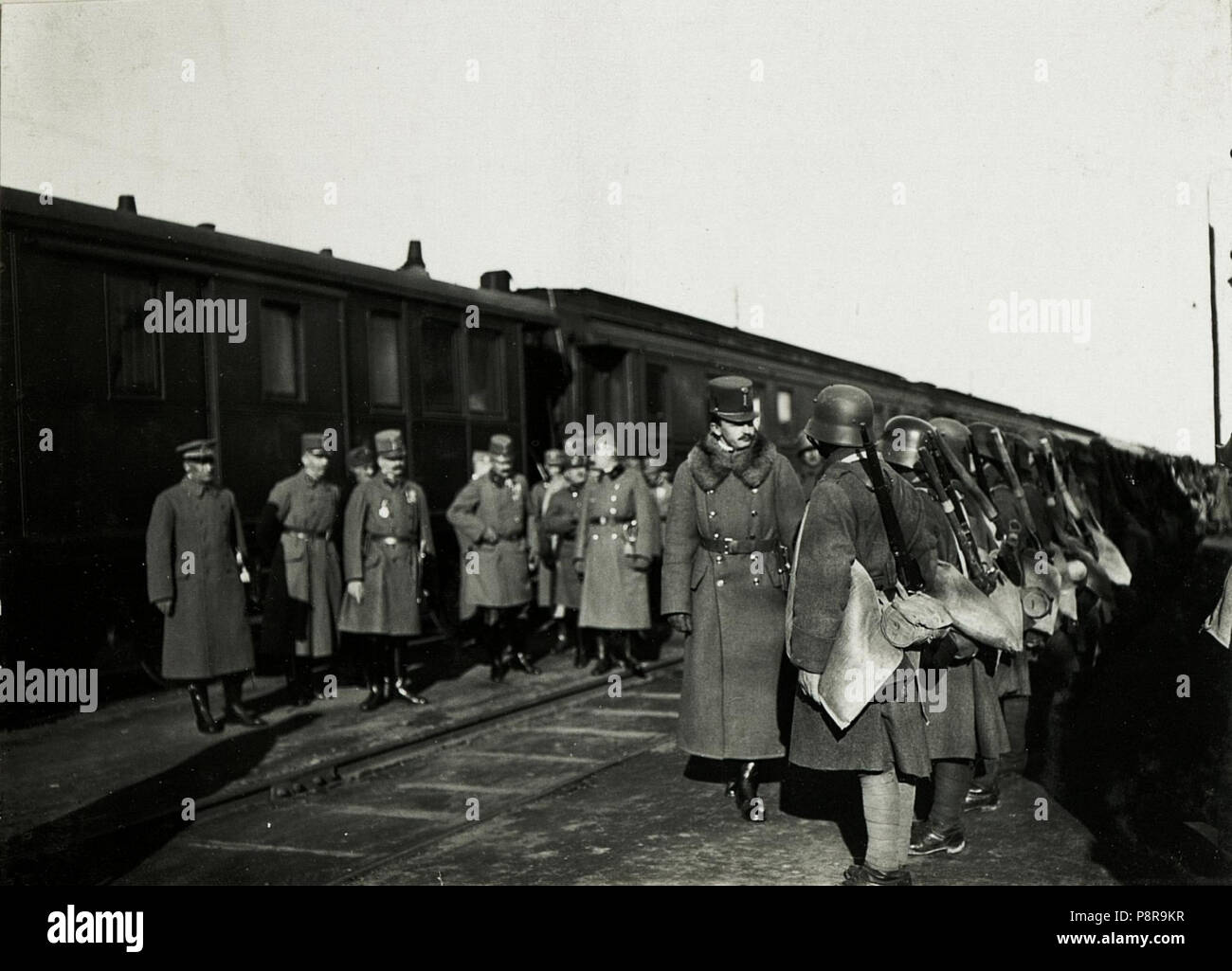 519 Seine Majestät schreitet das Sturmbataillon am Bahnhofe in Kalusz ab, 4. Mai 1917. (BildID 15590956) Stock Photo