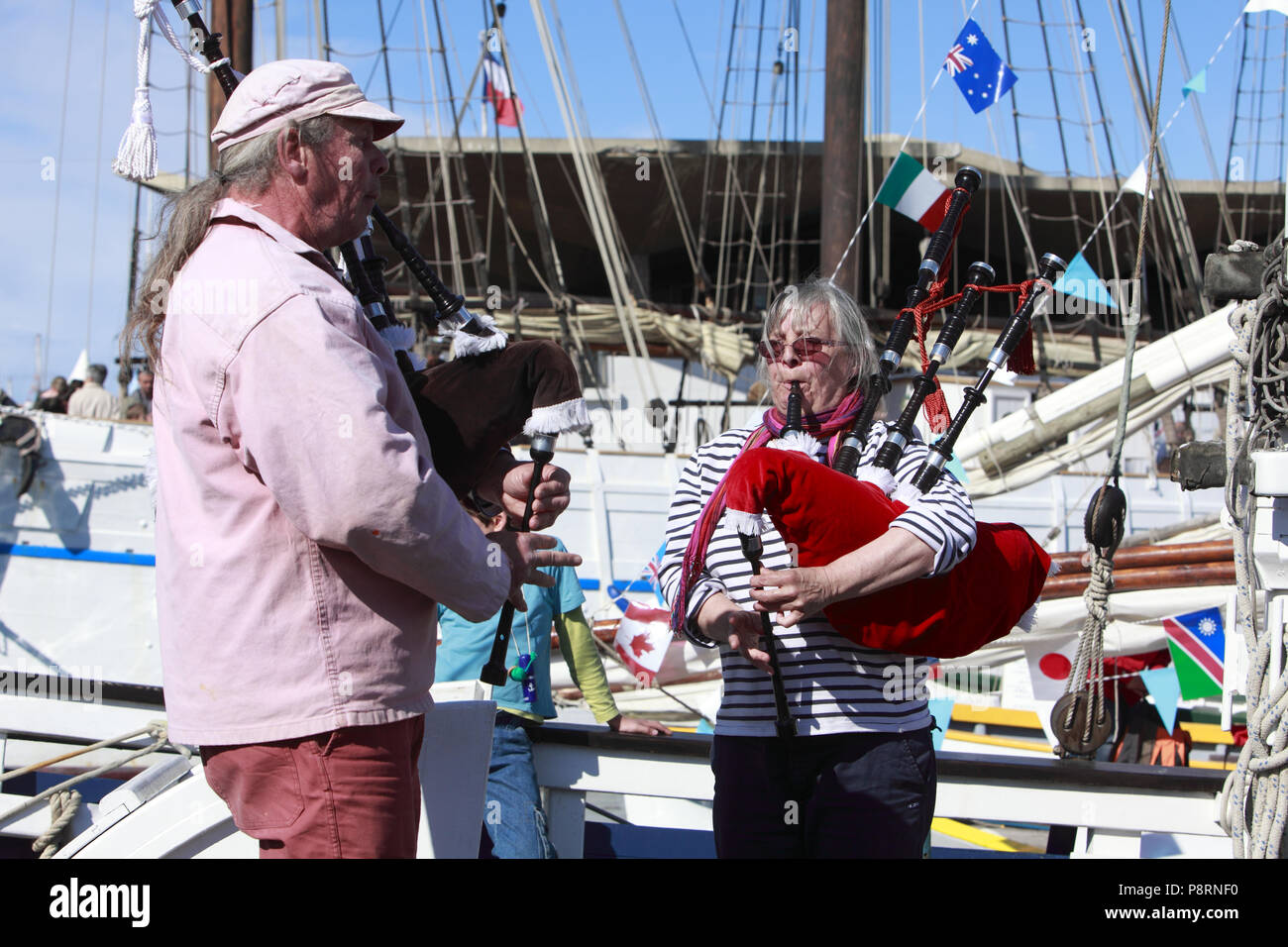 Fête des traditions maritimes 2012. Port de Sète.  F 34 Animation musicale sur un bateau. Stock Photo