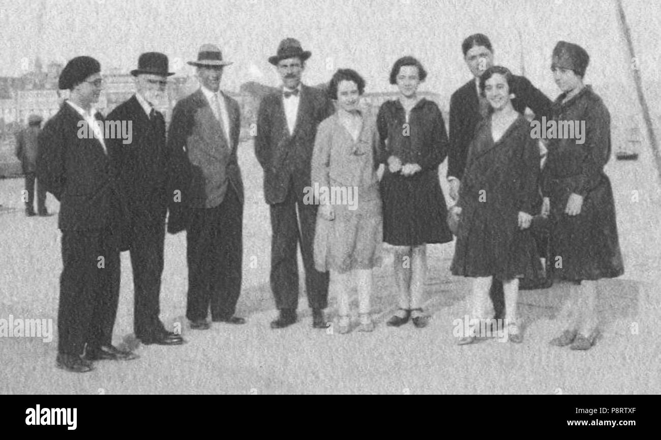 A Coruña 22 de xullo de 1927 Bernardino Machado acompañado polas fillas Elzira e Jerónima con Álvaro Cebreiro e A. Villar Ponte. Stock Photo