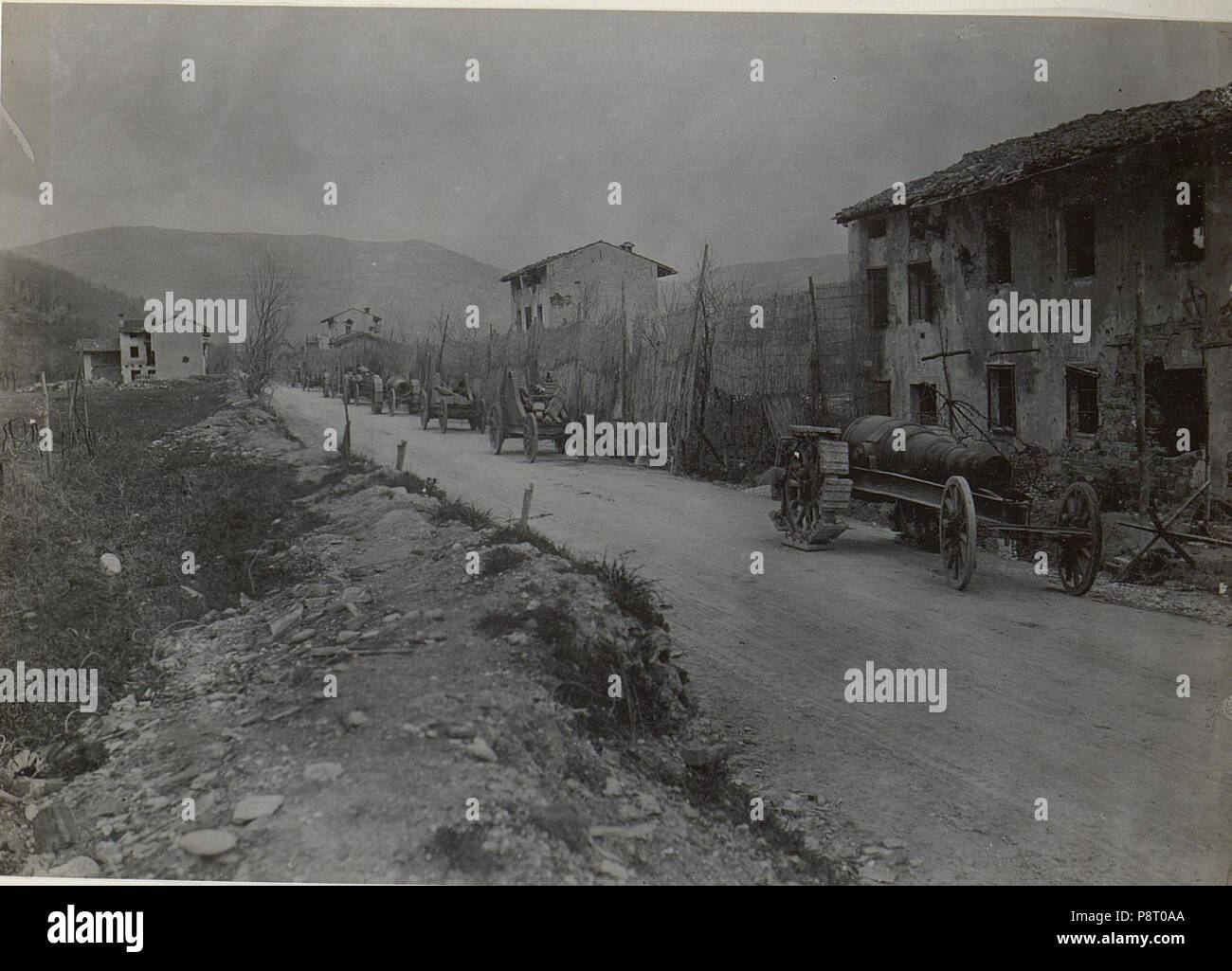 20 28cm Geschütz mit Lafette. Aufgenommen an der Strasse beim Isonzo