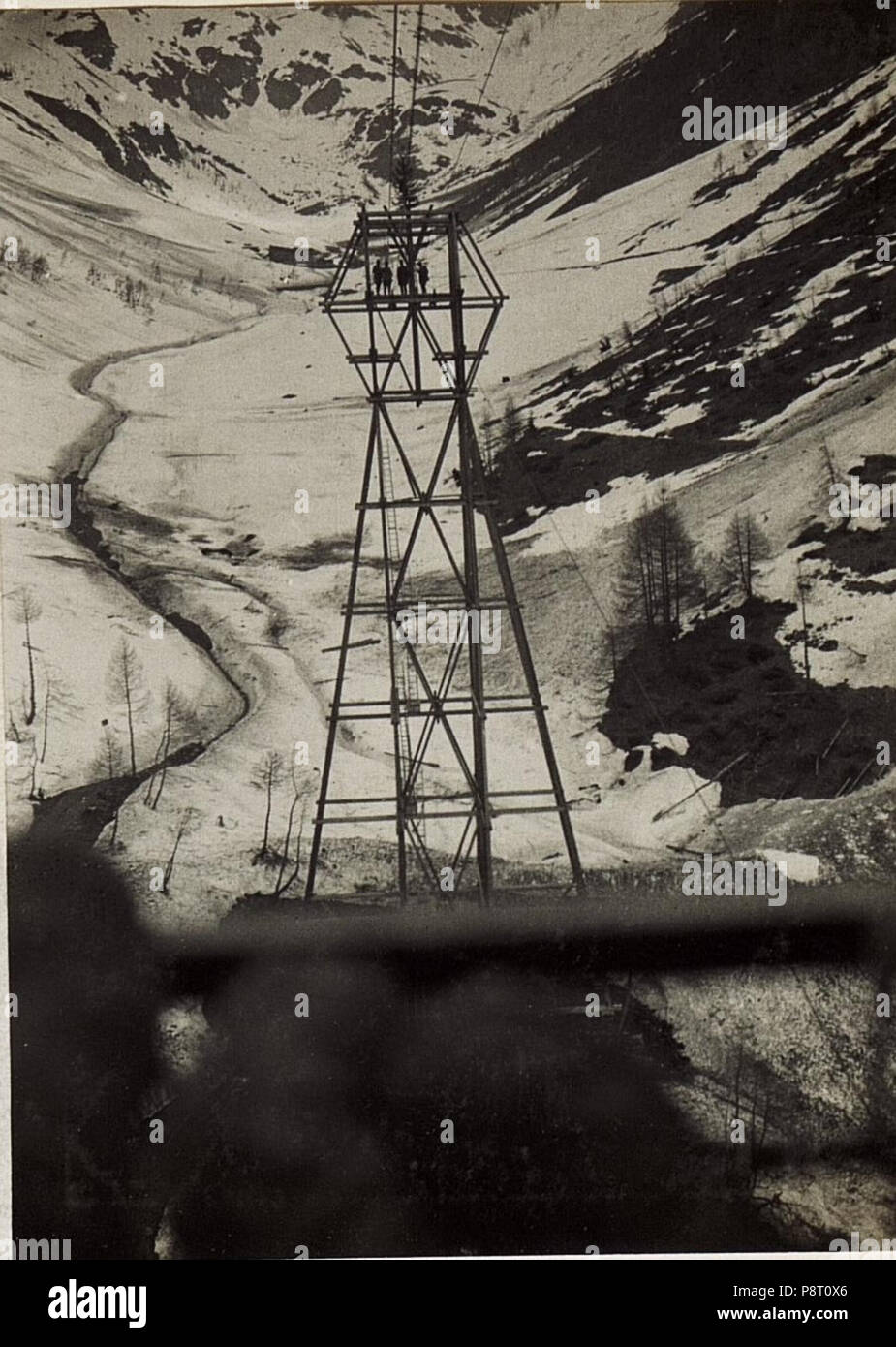21 40m hohe Stütze der oberen Sektion der Malga Strino Seilbahn, vom Wagen aus aufgenommen. (BildID 15583297) Stock Photo