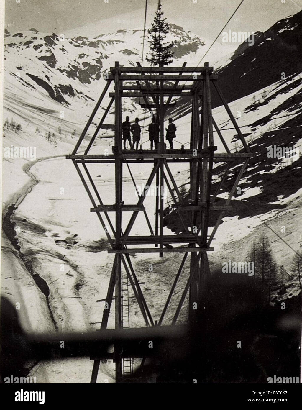 21 40m hohe Stütze der oberen Sektion der Malga Strino Seilbahn. (BildID 15583290) Stock Photo