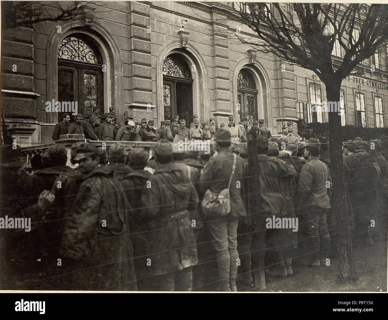 .   22 497 Mann, 16 Offiziere in Villach, die bei Santa Lucia am 17.III.1916 gefangen genommen wurden (BildID 15469992) Stock Photo