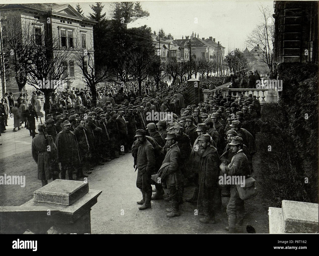 .   22 497 Mann, 16 Offiziere in Villach, die bei Santa Lucia am 17.III.1916 gefangen genommen wurden (BildID 15470006) Stock Photo