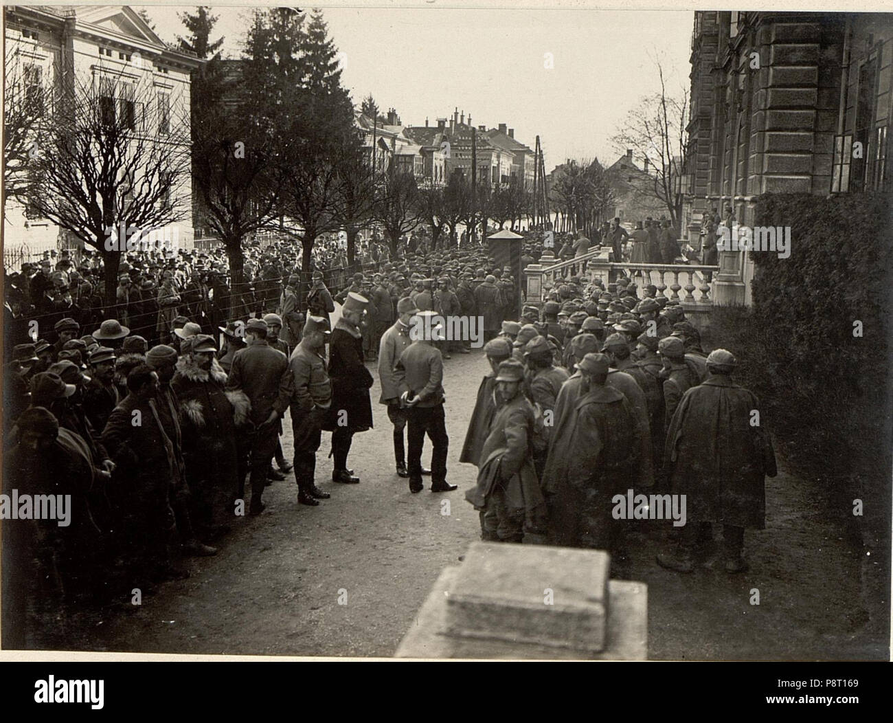 .   22 497 Mann, 16 Offiziere in Villach, die bei Santa Lucia am 17.III.1916 gefangen genommen wurden (BildID 15470041) Stock Photo