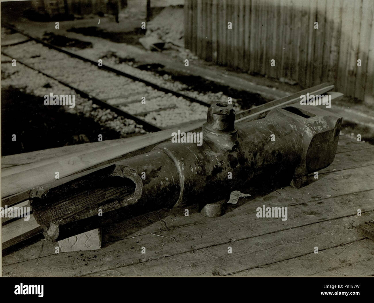 .   9 15cm M.89 belgisches Haubitzrohe beim Schuss abgesprungen. (BildID 15481478) Stock Photo