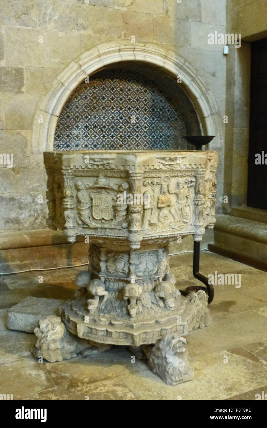 Gothic-Rennaissance style (1520-1540) baptismal font in the old, Romanesque Cathedral at Coimbra, Portugal Stock Photo