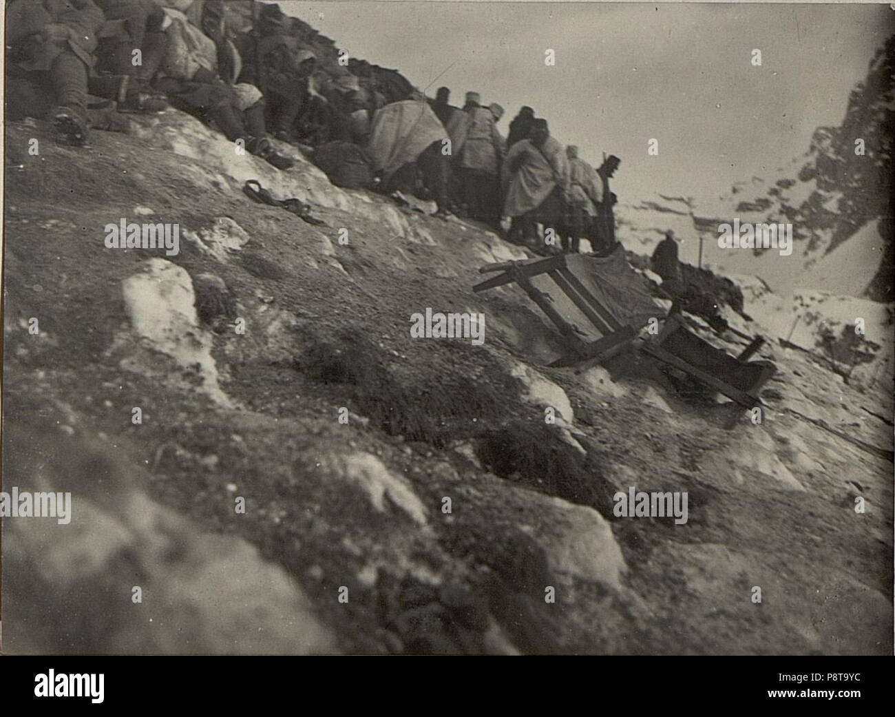.   35 Am Cuklagipfel. Die Mannschaft sucht gegen das Artillerie-Feuer Deckung hinter der italienischen Sandsackmauer. (BildID 15469012) Stock Photo