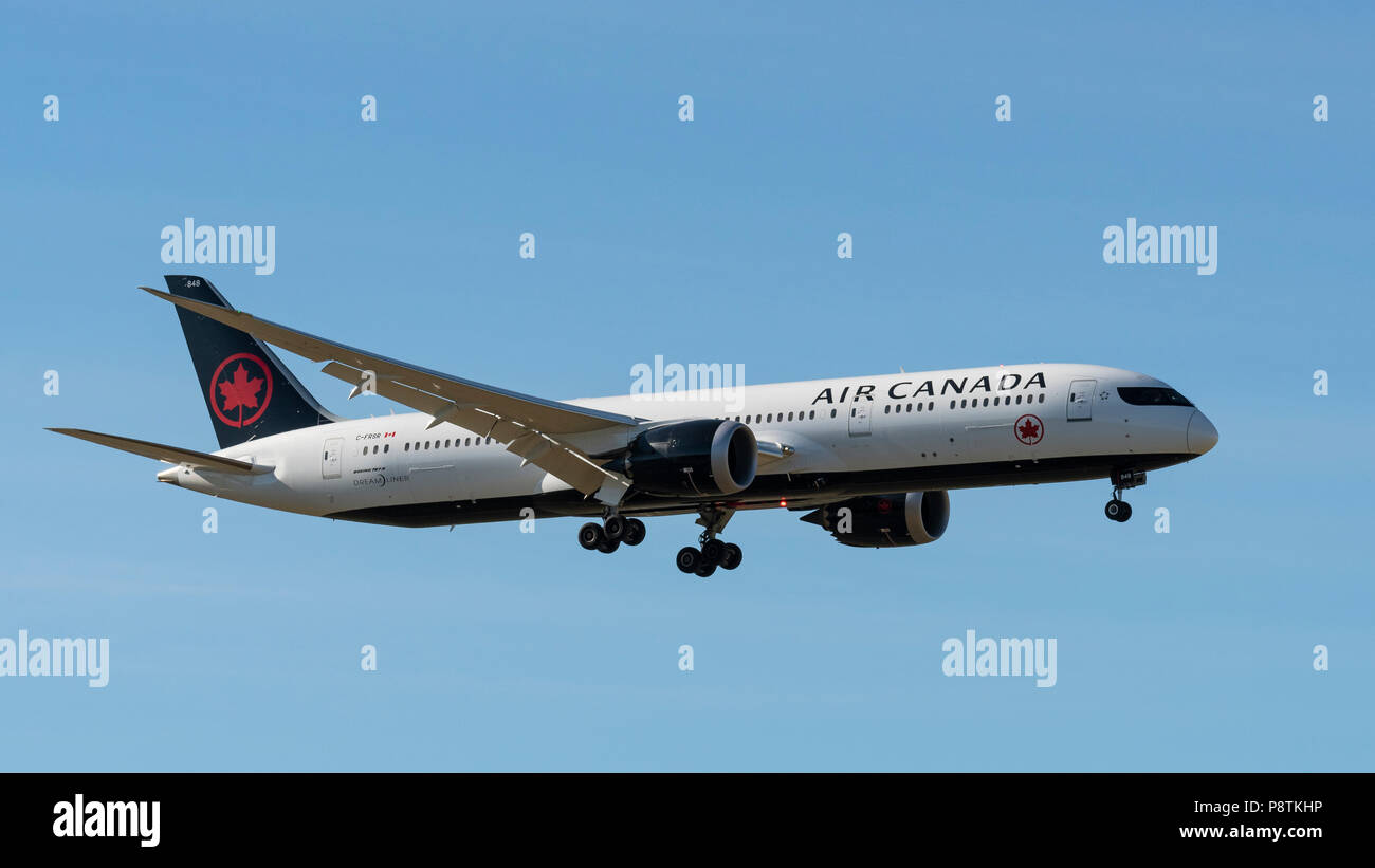 Air Canada plane Boeing 787 787-9 Dreamliner wide-body jet airliner airborne on short final approach for landing Stock Photo