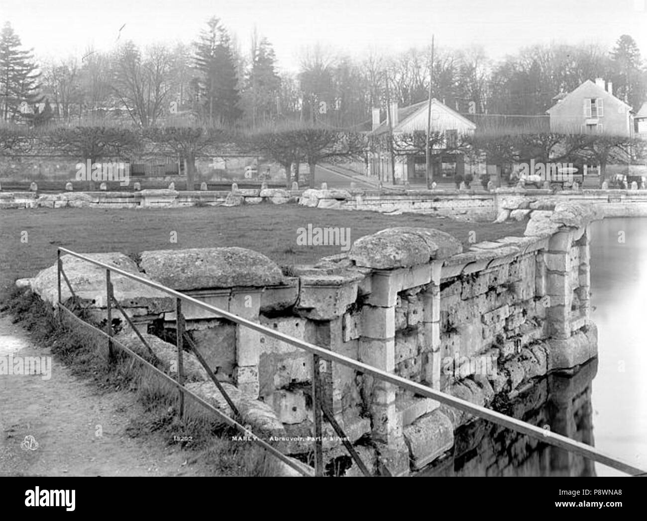 Château et parc - Abreuvoir, Partie convexe du bassin, à l'est - Marly-le- Roi - Médiathèque de l'architecture et du patrimoine - APMH00013292 Stock  Photo - Alamy