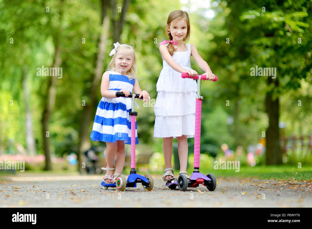 Sister ride. Сестры катаются. Со своей сестрой катается. Маленькие сестренки на батуте в парке фото.