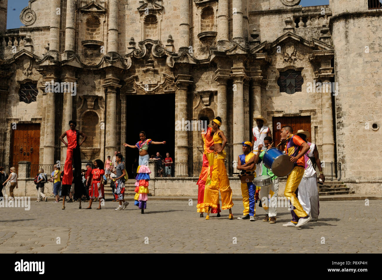 Cuba: Dance-Show in Havanna-City in front of the oldest church Stock Photo