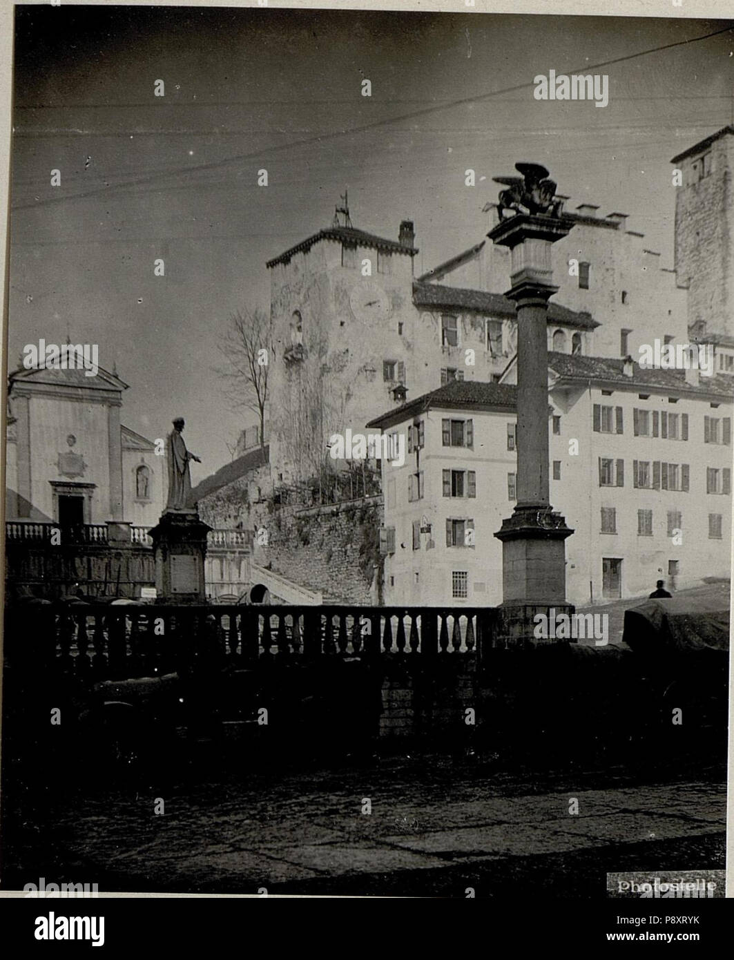 .   285 Feltre.Piazza Vittorio Emanuele mit Castell. (BildID 15640428) Stock Photo