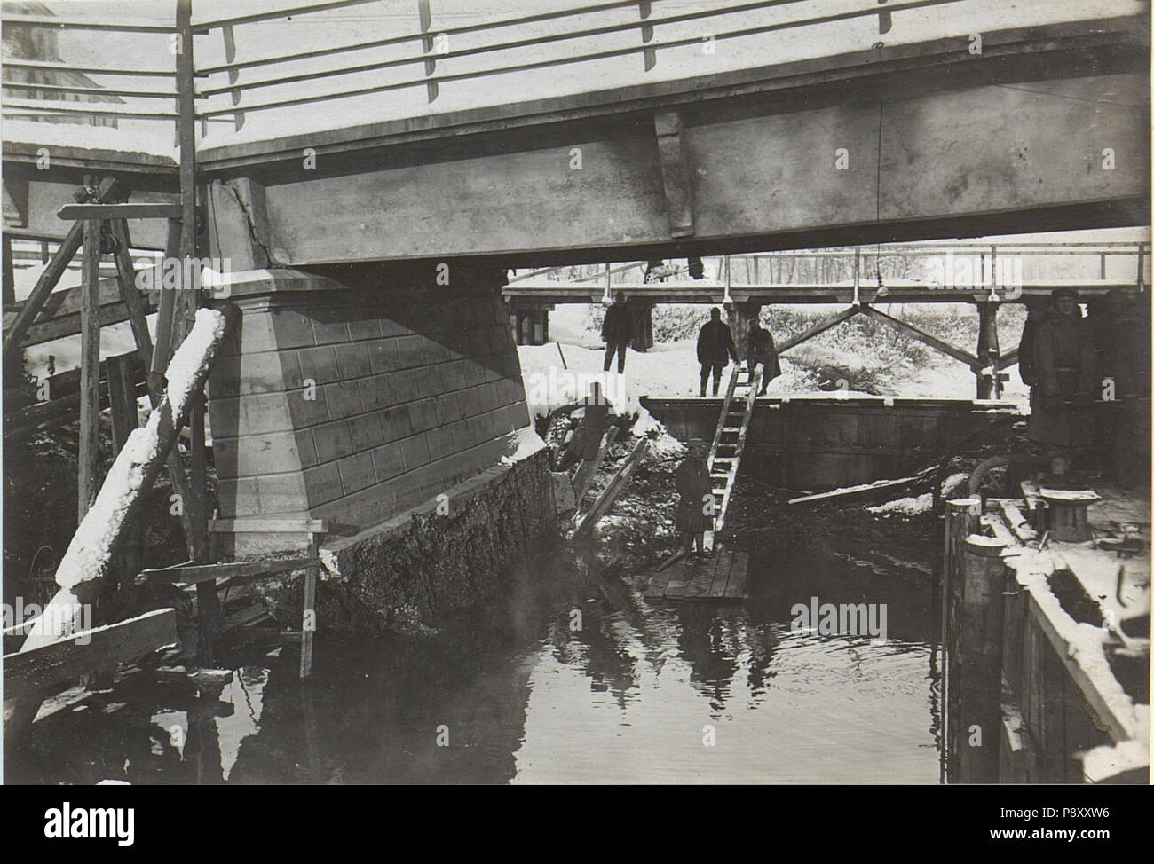 305 Gesprengte Eisenbetonbrücke in Brzezany, beschädigter Pfeiler (BildID 15439938) Stock Photo