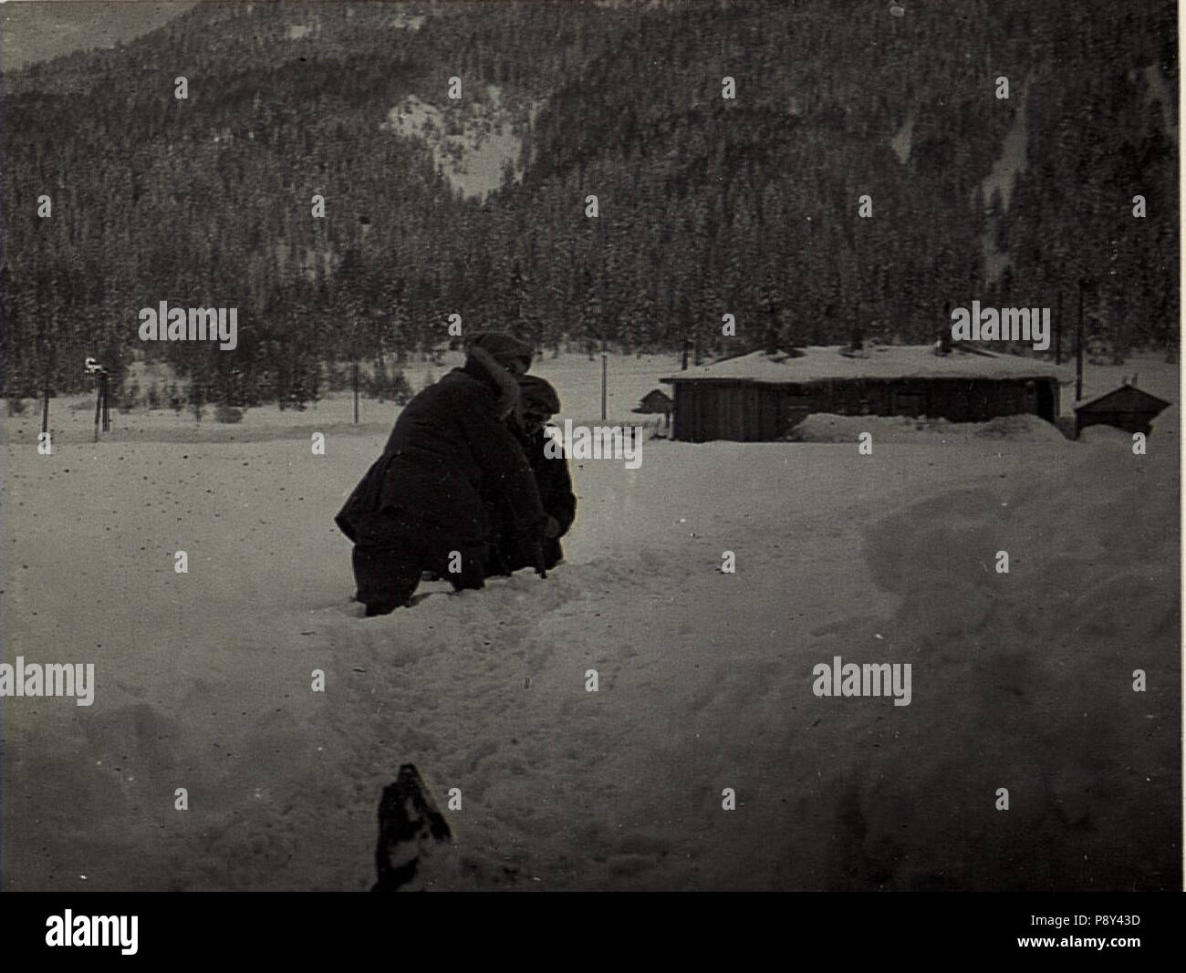 258 Die neue Station Haunold, zwischen Toblach und Innichen. Kriegsberichterstatter Graf Scapinelli und Oberleutnant Baron Schey im tiefen Schnee, Jänner 1917. (BildID 15578373) Stock Photo