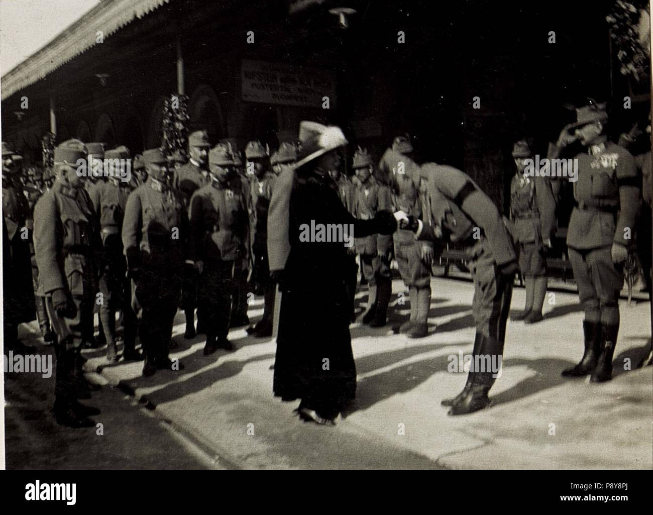 280 Exzellenz Roth, Oberst Hohenberger und Rittmeister Graf Coreth erwarten das Kaiserpaar am Bahnhof, Exzellenz Roth küsst der Kaiserin die Hand. (BildID 15583885) Stock Photo