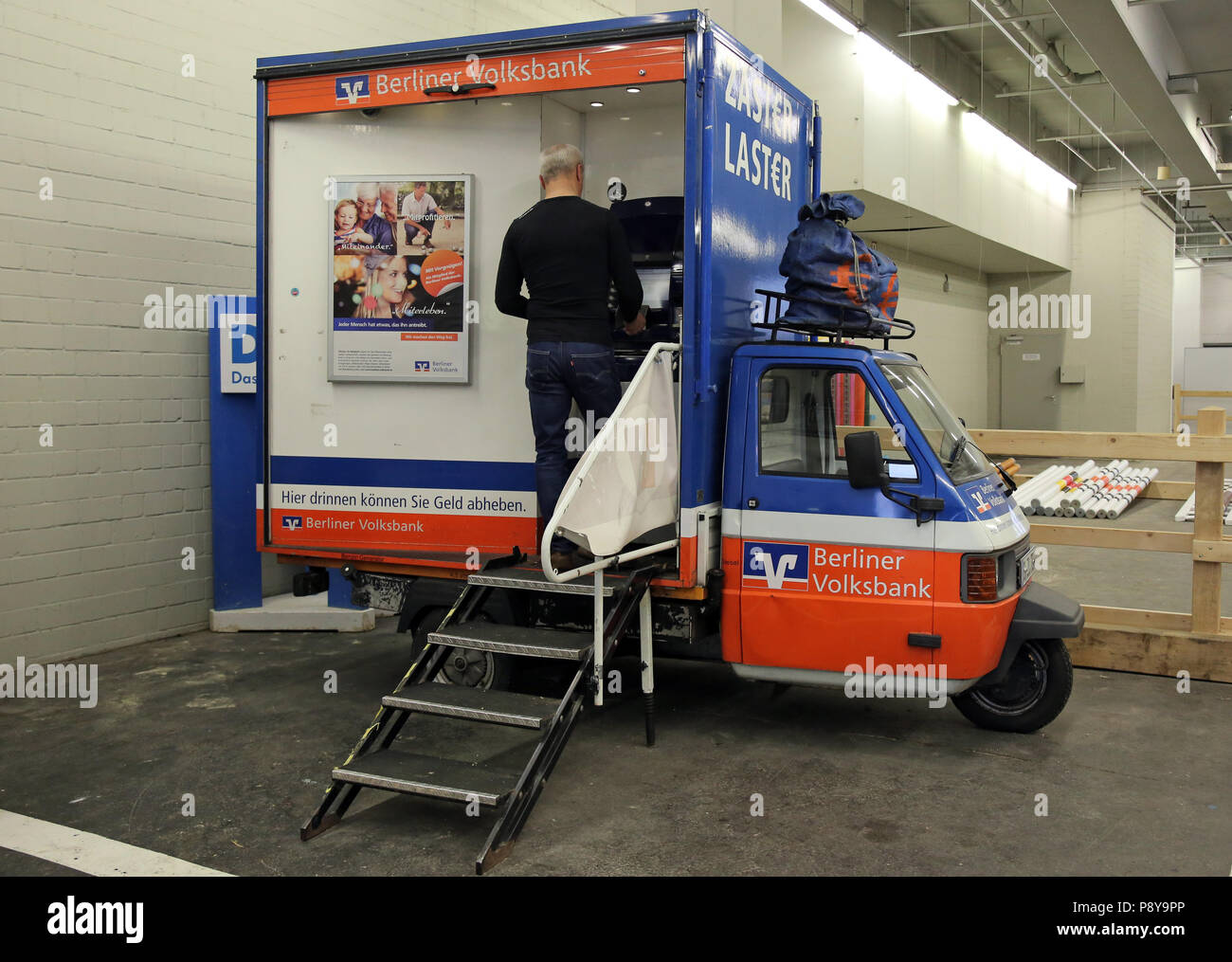 Berlin, Germany, man picks up cash at the Zaster Vaster of the Berliner Volksbank Stock Photo