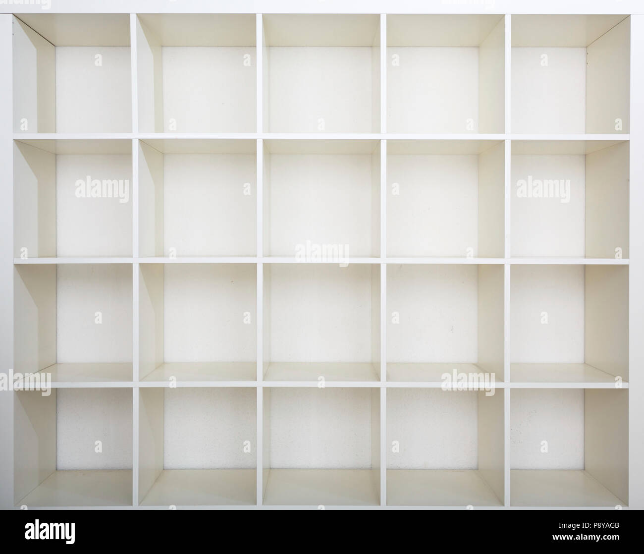 Empty bookshelf hi-res stock photography and images - Alamy