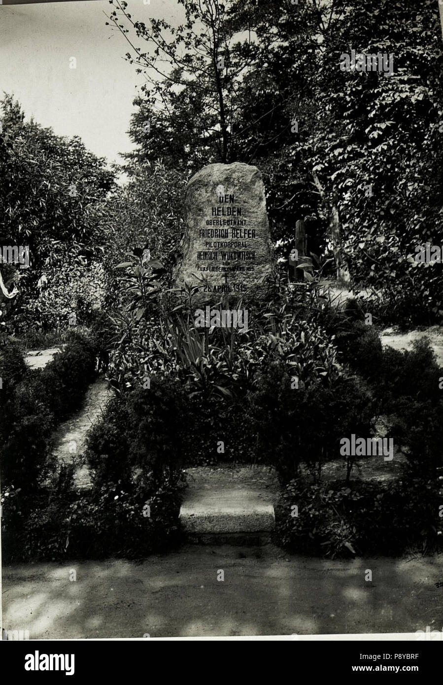 .   298 Gemeinsames Grab des Oberleutnants Friedrich Helfer und des Piloten Korporal Heinrich Wukowitsch. (BildID 15589043) Stock Photo