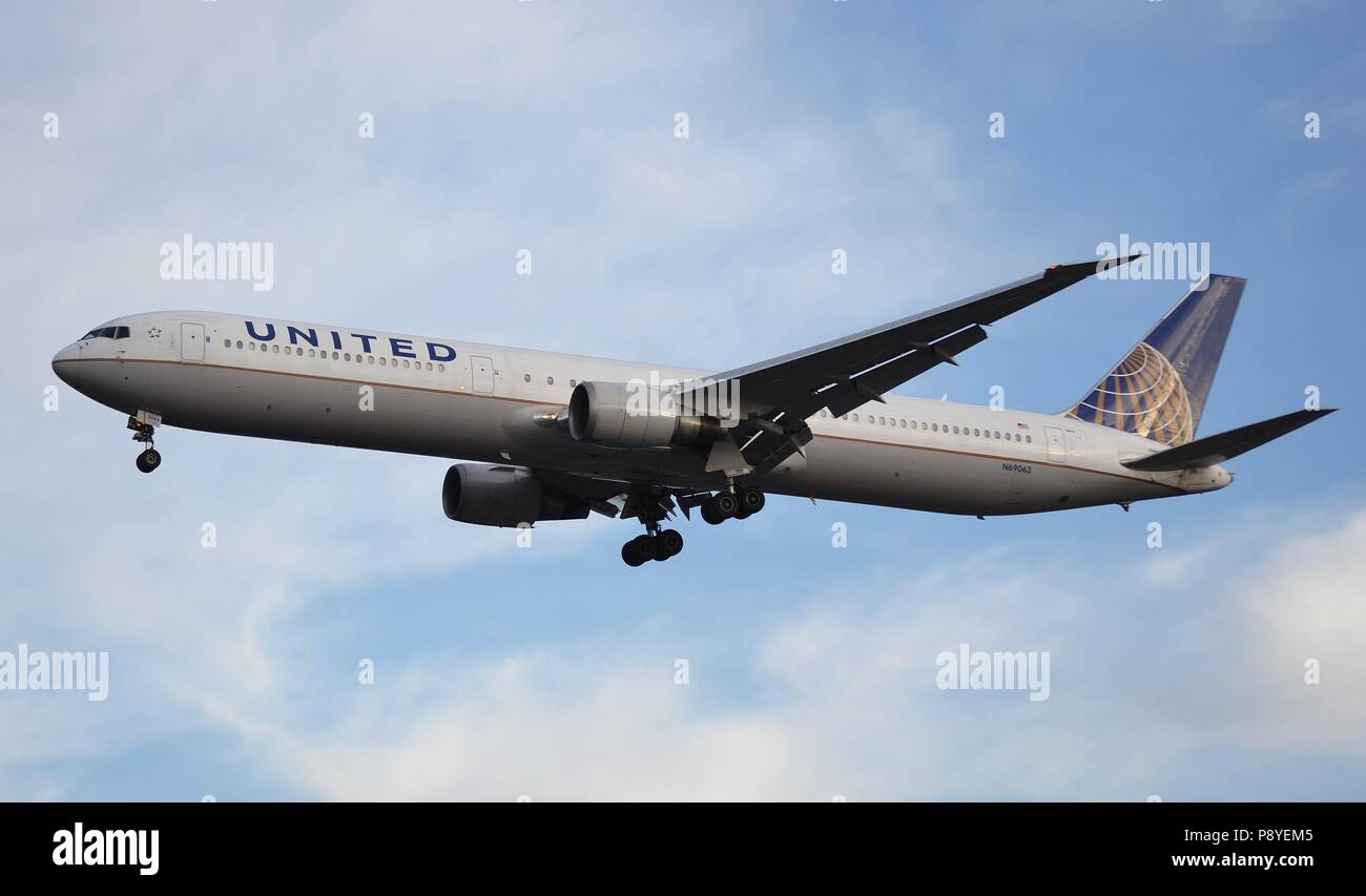 United Airlines Boeing 767-300 approaching RWY27R at London Heathrow Stock Photo