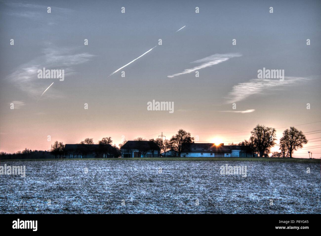 Ernsthofen, Winter, Mostviertel, Feld, Felder, Acker, Morgendämmerung, Dämmerung, Sonnenaufgang, Landwirtschaft, Vierkanter, Bauernhof, Landstraße, Fe Stock Photo