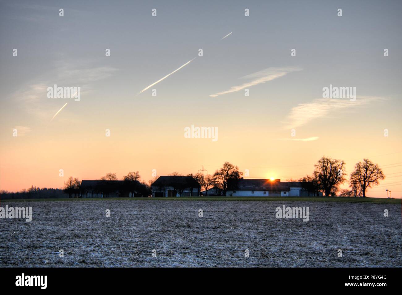 Ernsthofen, Winter, Mostviertel, Feld, Felder, Acker, Morgendämmerung, Dämmerung, Sonnenaufgang, Landwirtschaft, Vierkanter, Bauernhof, Landstraße, Fe Stock Photo