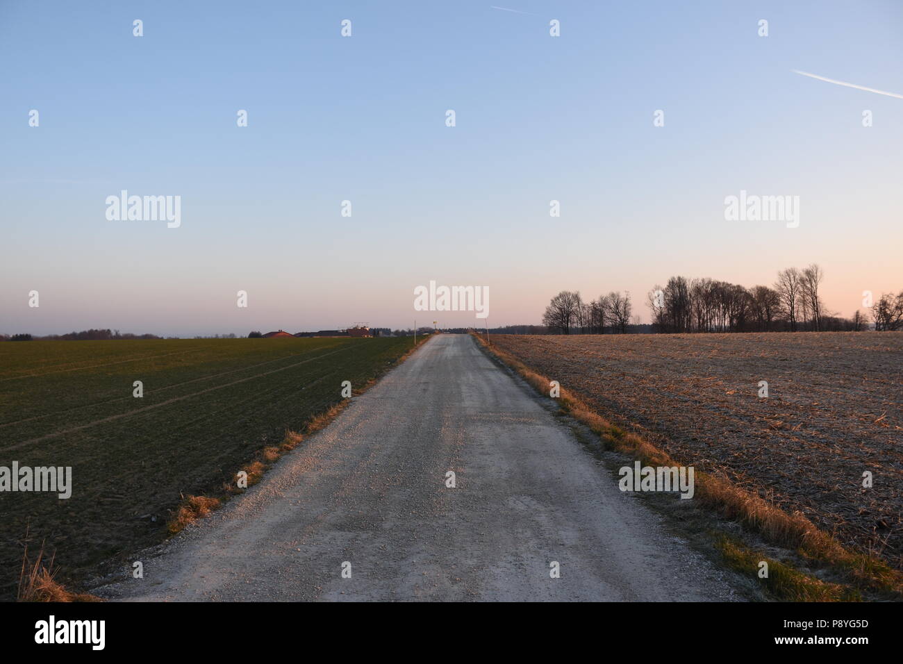 Ernsthofen, Winter, Mostviertel, Feld, Felder, Acker, Morgendämmerung, Dämmerung, Sonnenaufgang, Landwirtschaft, Vierkanter, Bauernhof, Landstraße, Fe Stock Photo