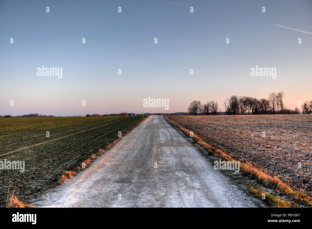 Ernsthofen, Winter, Mostviertel, Feld, Felder, Acker, Morgendämmerung, Dämmerung, Sonnenaufgang, Landwirtschaft, Vierkanter, Bauernhof, Landstraße, Fe Stock Photo