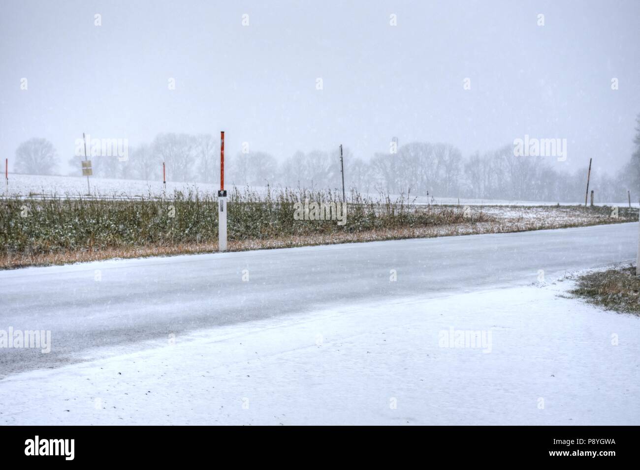 Ernsthofen, Straße, Winter, Landstraße, Schnee, verschneit, Feld, Acker, zugeschneit, Winterruhe, Verkehrszeichen, Achtung, Winterdienst, Schneeräumun Stock Photo