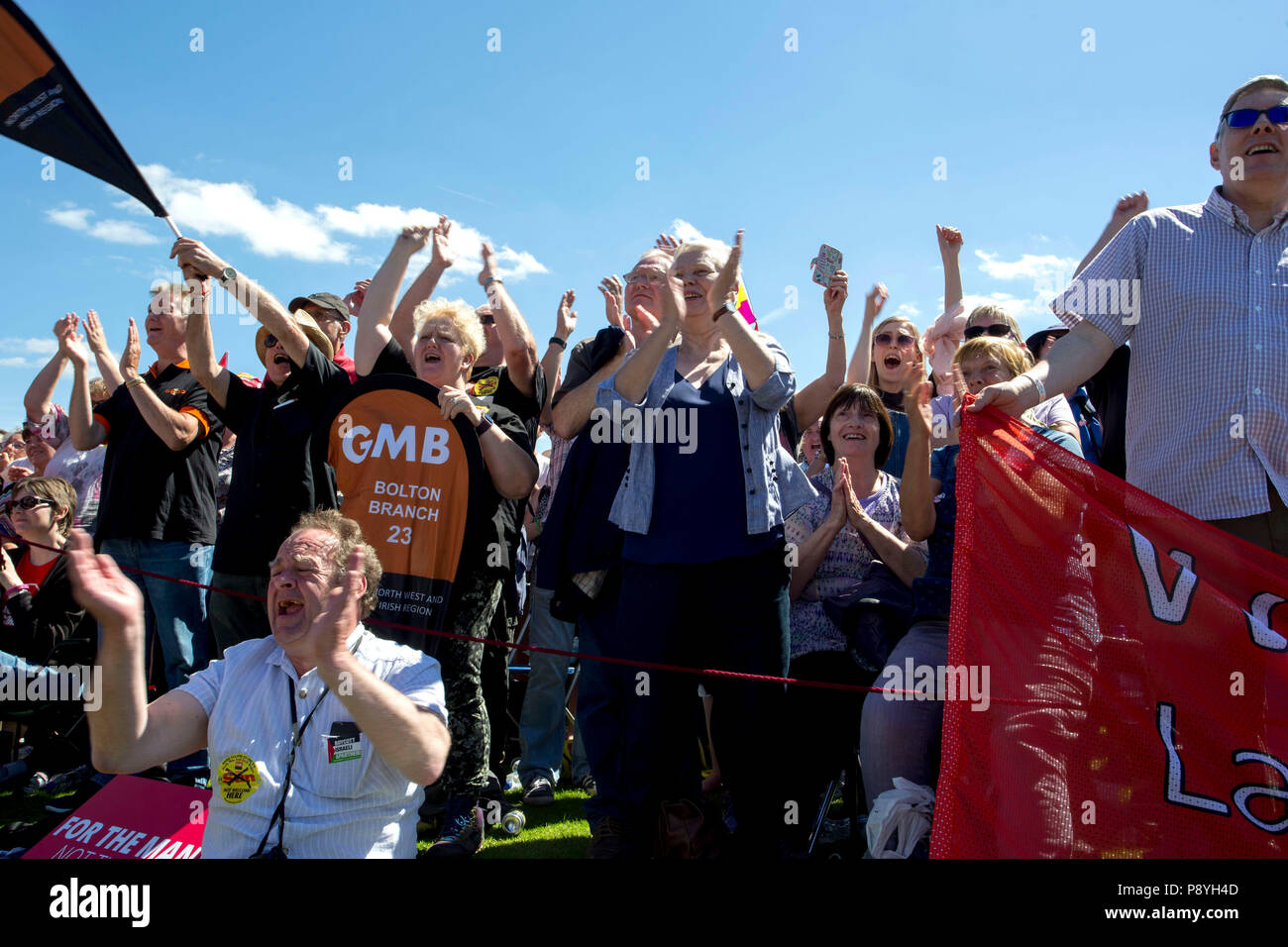 Clapping crowds hi-res stock photography and images - Alamy