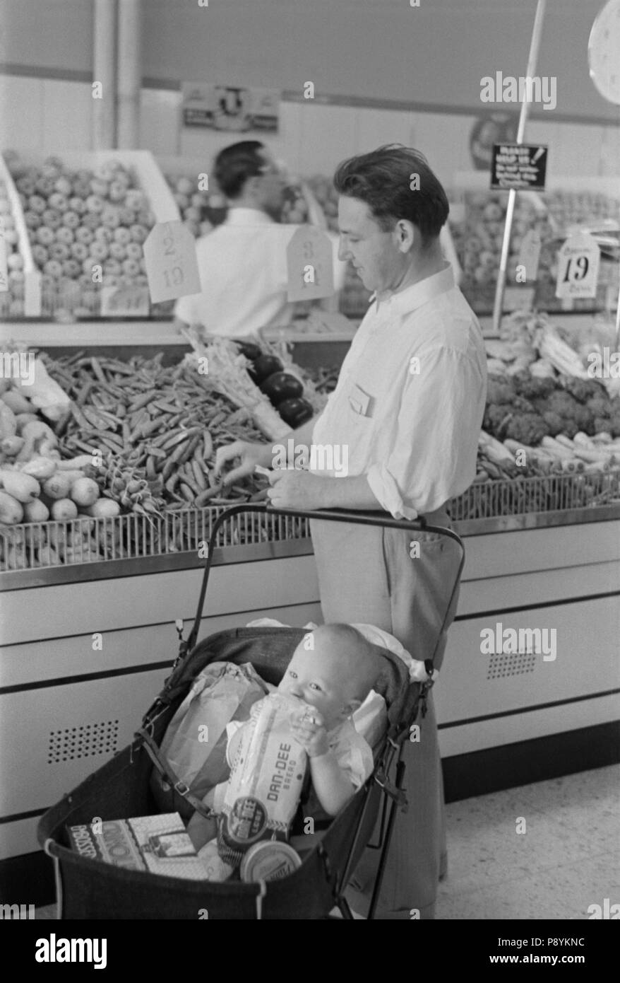 Man with Child Shopping in Cooperative Store, Greenbelt, Maryland, USA, Marion Post Wolcott, Farm Security Administration, September 1938 Stock Photo