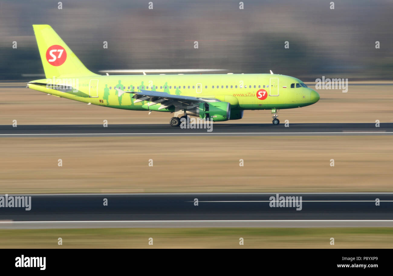 S7 airlines hi-res stock photography and images - Alamy