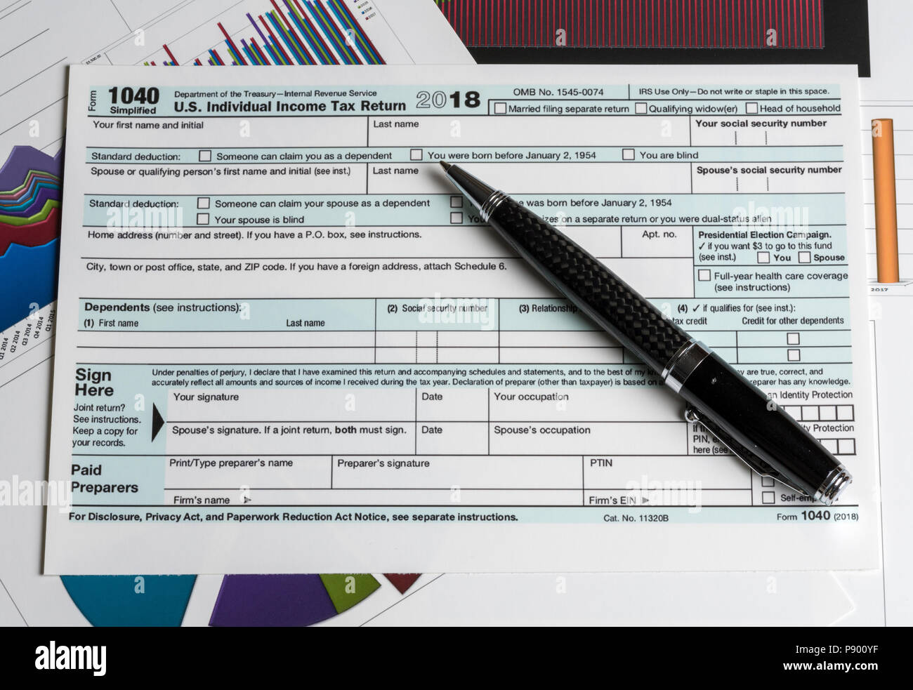 Form 1040 Simplified allows filing of taxes on postcard Stock Photo