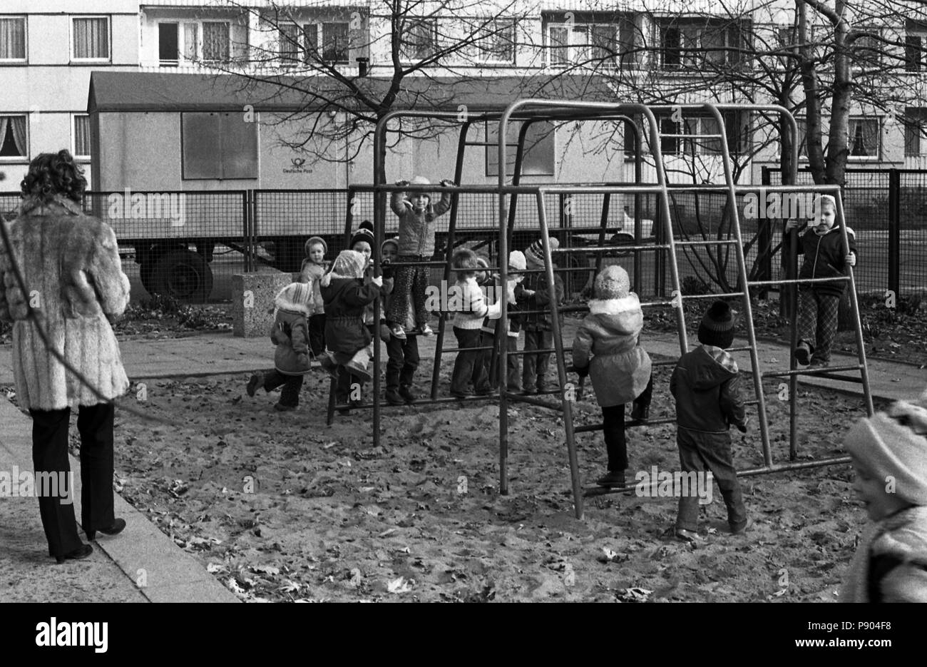 Berlin, DDR, children of a daycare climb on a climbing frame Stock Photo