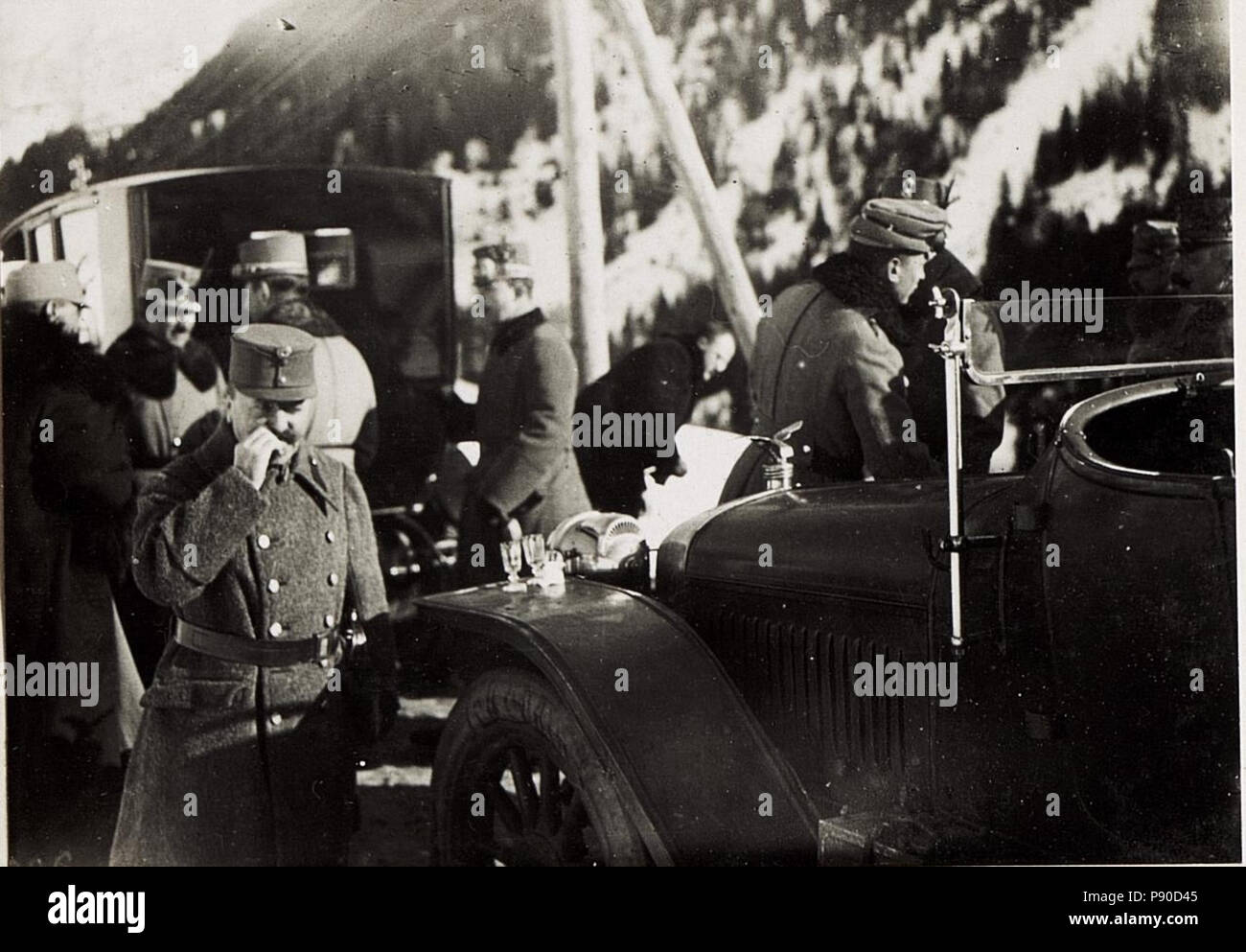 355 Kaiser Karl beim 14. Korps am 4.1.1916. Frühstück beim Auto nächst Stern. (BildID 15579657) Stock Photo