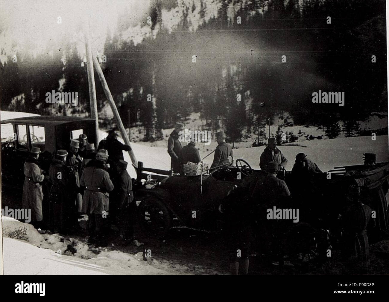 355 Kaiser Karl beim 14. Korps am 4.1.1916. Frühstück beim Auto nächst Stern. (BildID 15579664) Stock Photo