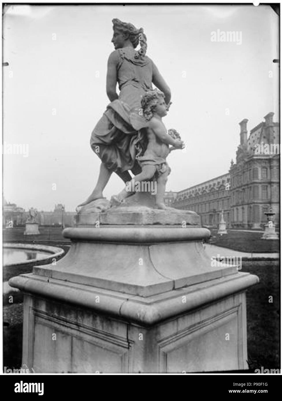 348 Jardin des Tuileries - Statue de Flore et un amour - Paris 01 - Médiathèque de l'architecture et du patrimoine - APMH00037491 Stock Photo