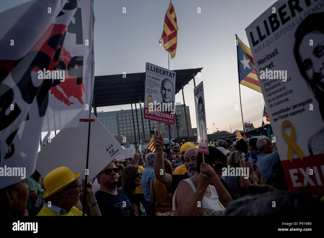 In Barcelona people show banners of imprisoned Catalan leaders. Tens of thousands marched by the streets of Barcelona demanding the freedom of impriso Stock Photo