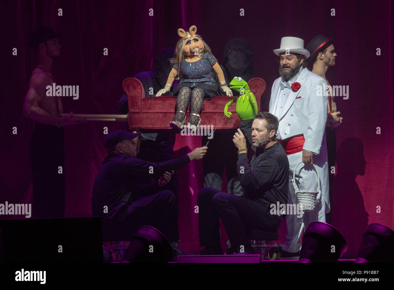 The O2 Arena, UK. 13th July 2018,Kermit and Miss Piggy  At The Muppets Take The O2, Peninsula Square, London. © Jason Richardson / Alamy Live News Stock Photo