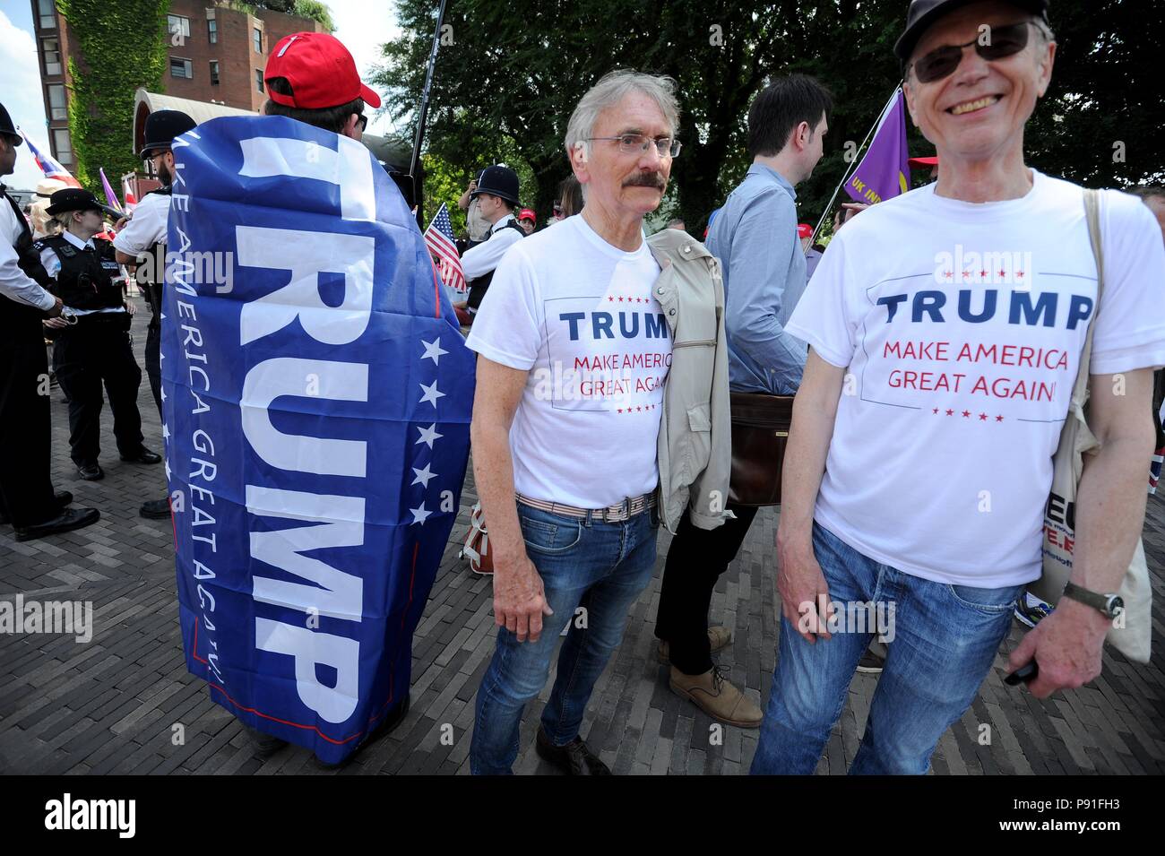 Pro-Donald Trump Rally, US Embassy, London, UK Credit: Finnbarr Webster/Alamy Live News Stock Photo