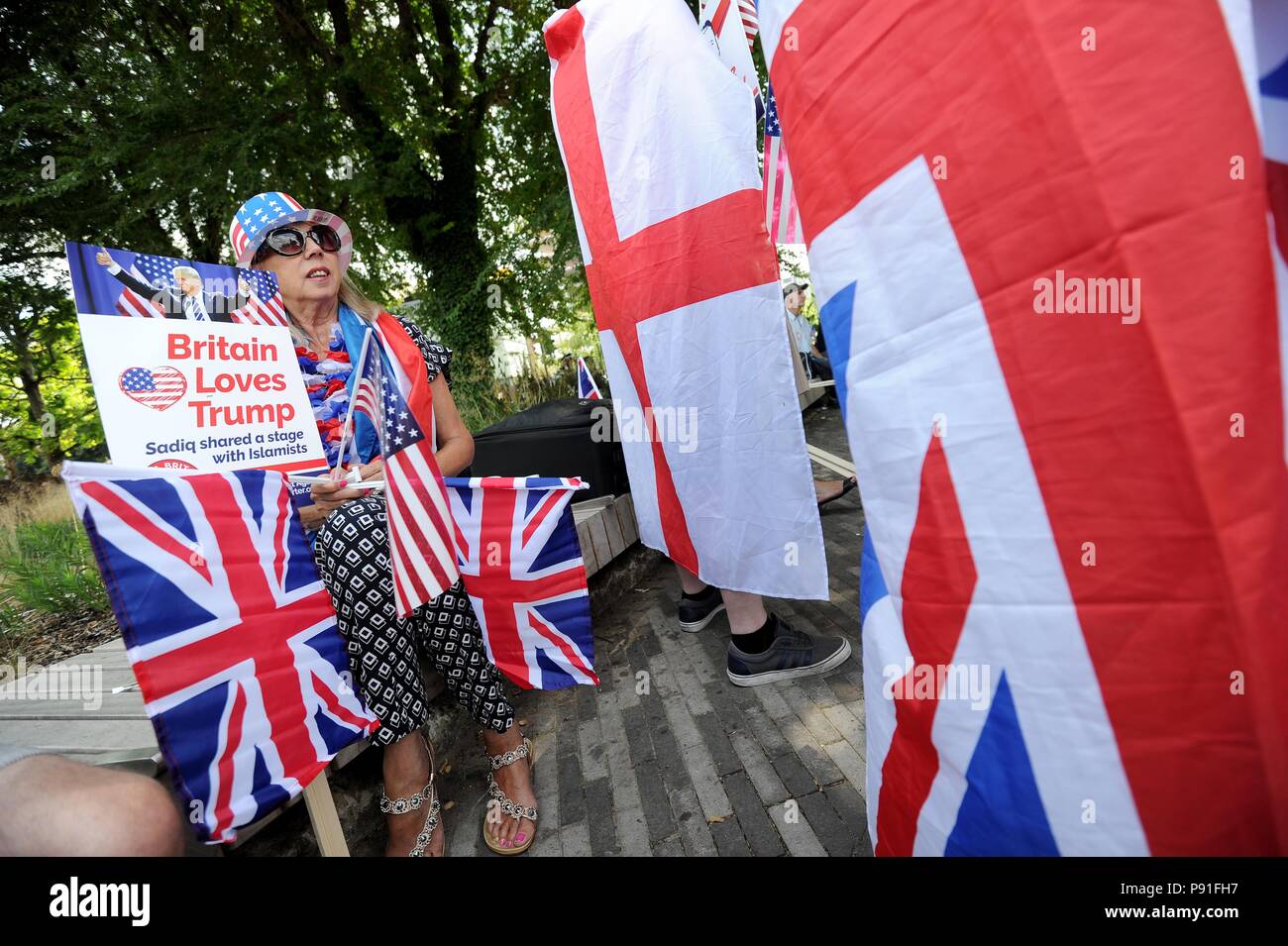 Pro-Donald Trump Rally, US Embassy, London, UK Credit: Finnbarr Webster/Alamy Live News Stock Photo