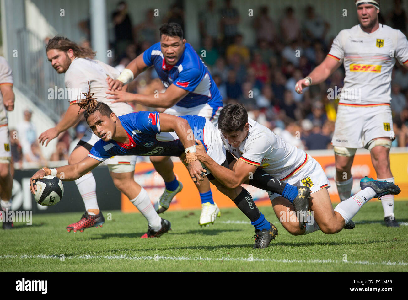 Heidelberg, Germany. 14th July, 2018. Qualifications for the Rugby World Cup 2019 in Japan, Germany vs Samoa. Melani Matavao (Samoa, 9) cannot be stopped by Christopher Hilsenbeck (Germany, 15). Credit: Jürgen Keßler/dpa/Alamy Live News Stock Photo