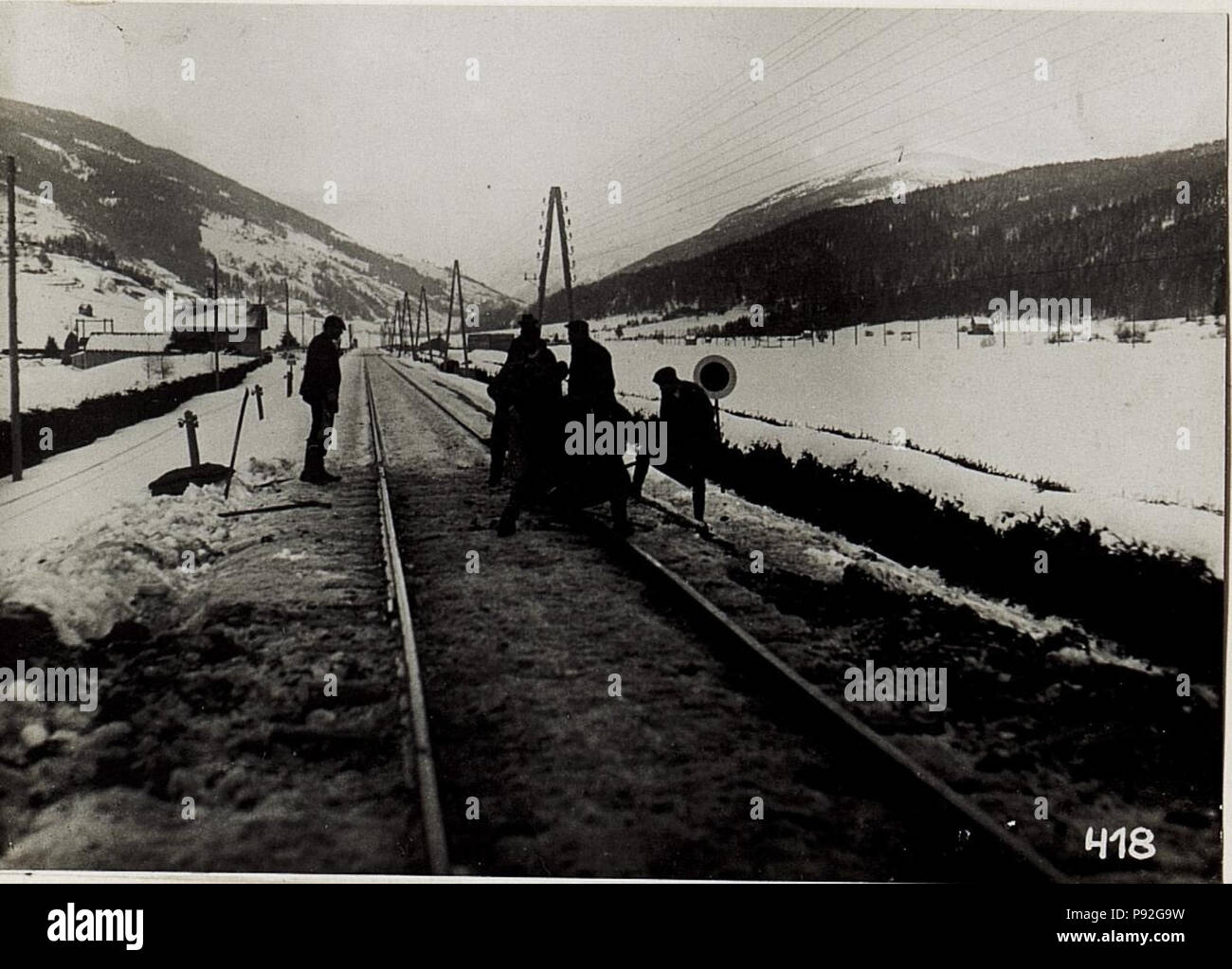 .   39 Arbeiter reparieren die Stelle an der Bahn zwischen Toblach und Innichen, an der italienischer 30er einfiel, 28.2.1916. (BildID 15580323) Stock Photo