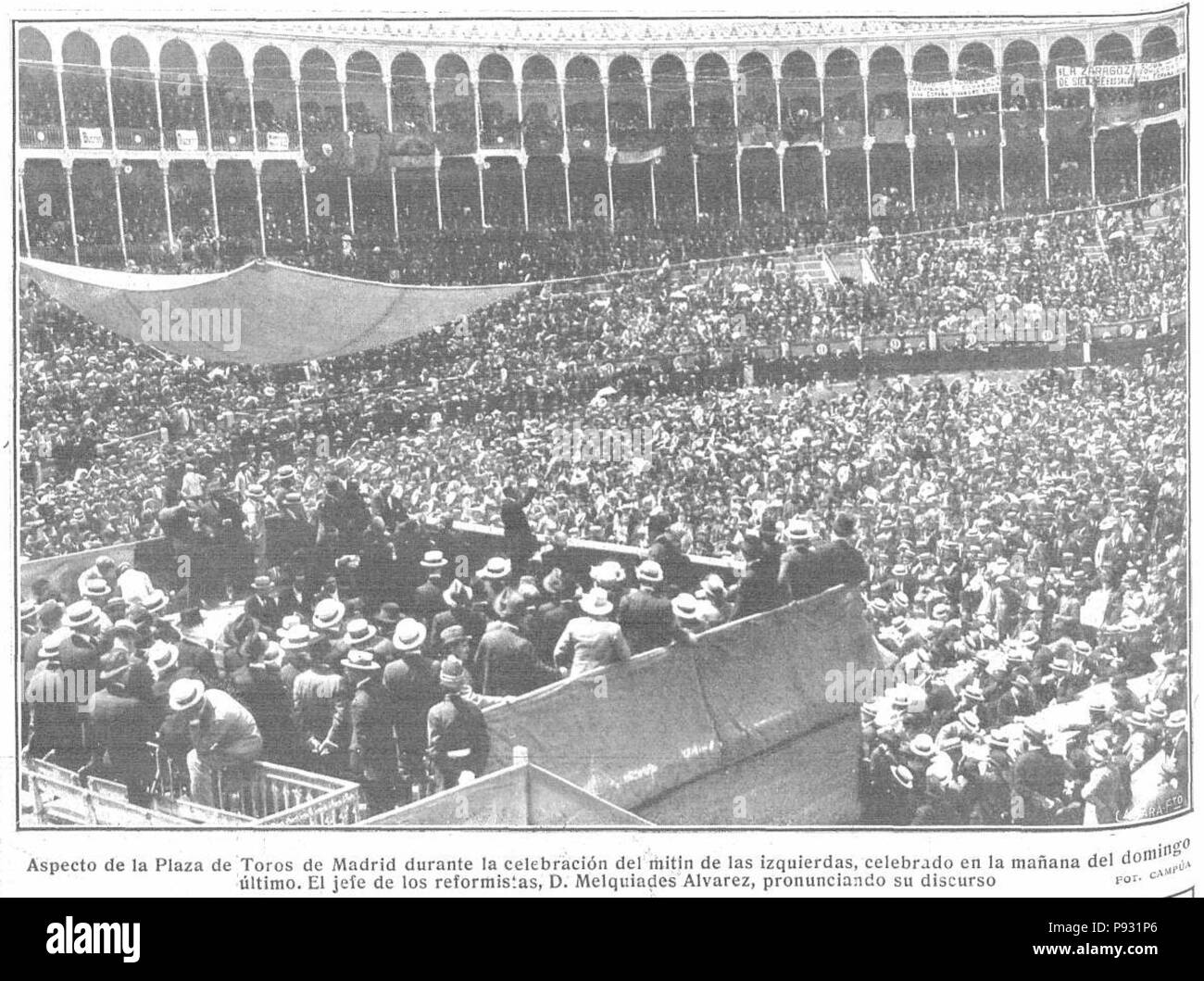 41 Aspecto de la Plaza de Toros de Madrid durante la celebración del mitin de las izquierdas, de Campúa, Mundo Gráfico, 30 de mayo de 1917 Stock Photo