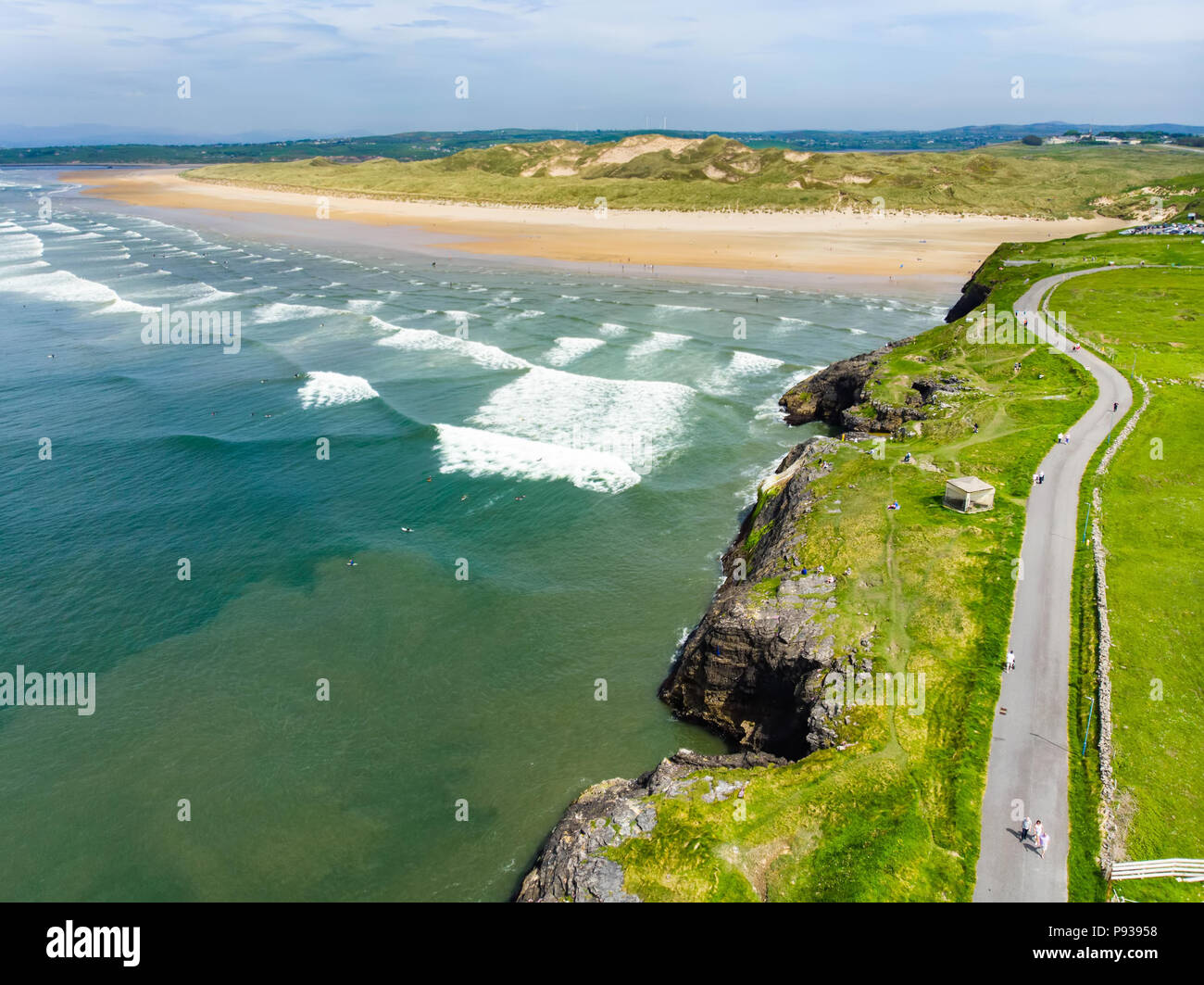 Spectacular Tullan Strand, one of Donegal's renowned surf beaches, framed by a scenic back drop provided by the Sligo-Leitrim Mountains. Wide flat san Stock Photo