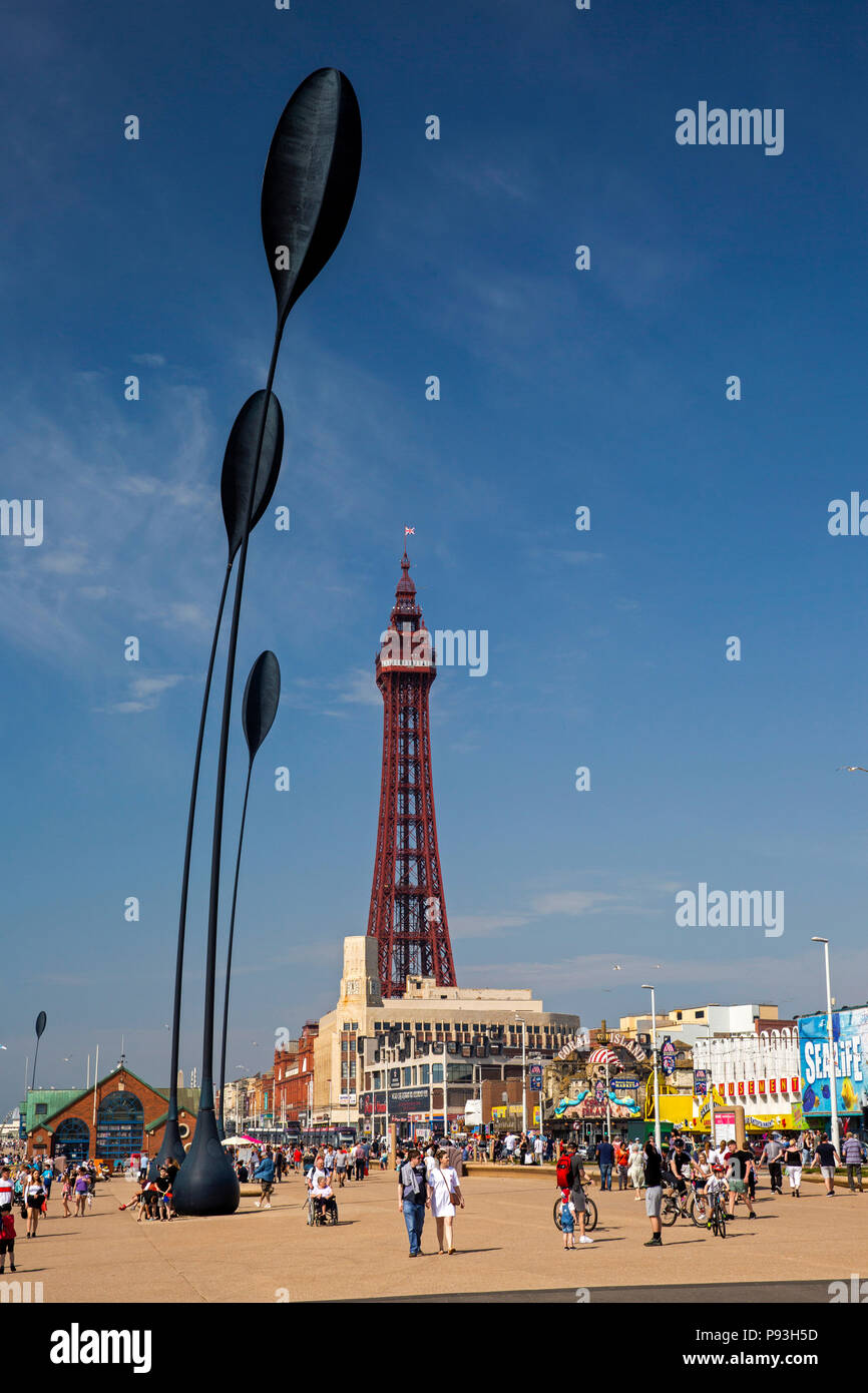 UK, England, Lancashire, Blackpool, Promenade, visitors below 30m high Dune Gress sculpture Stock Photo