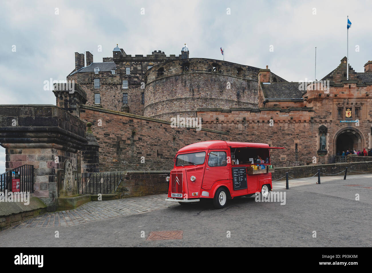 Beverage and snacks vending van at the Esplanade in front of Gatehouse, the main entrance to Edinburgh Castle, Scotland, UK Stock Photo